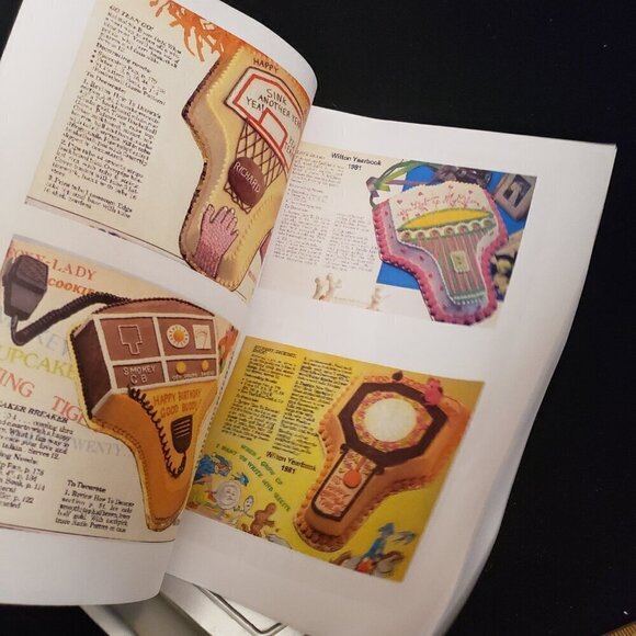 Wilton Spaceship Cake Pan with Color Instructions - Picture 7 of 10